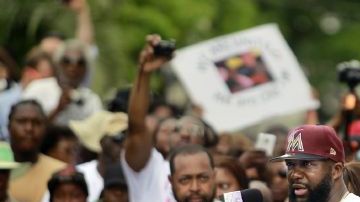 Tracy Martin (C), el padre de Trayvon Martin, habla durante una manifestación de "Justicia para Trayvon" en el centro de Miami, Florida.