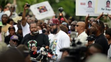Tracy Martin (C), el padre de Trayvon Martin, habla durante una manifestación de "Justicia para Trayvon" en el centro de Miami, Florida.