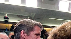 En esta foto, Helen Thomas se encuentra con el Presidente Barack Obama.