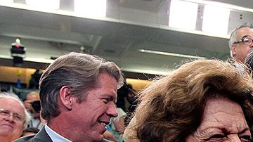 En esta foto, Helen Thomas se encuentra con el Presidente Barack Obama.