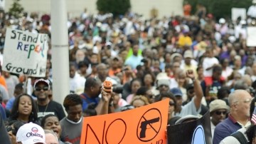 Cientos de personas  frente al edificio federal Richard B. Rusell, en protesta por el veredicto a George Zimmerman, en Atlanta, Georgia. Marchas similares se dieron en muchos otros estados.