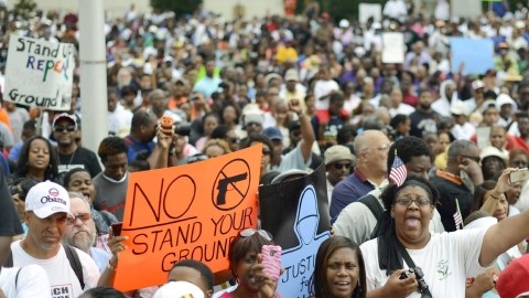 Cientos de personas  frente al edificio federal Richard B. Rusell, en protesta por el veredicto a George Zimmerman, en Atlanta, Georgia. Marchas similares se dieron en muchos otros estados.