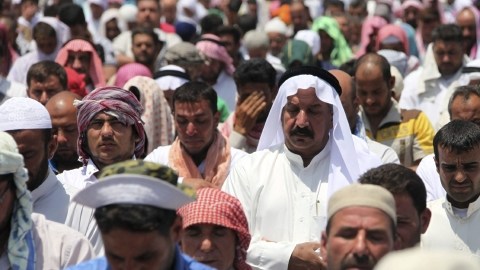 Numerosos iraquíes toman parte en una manifestación en contra del Gobierno en Faluya (Irak).