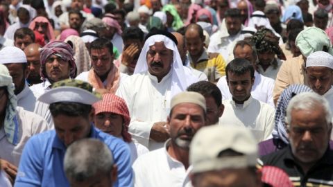 Numerosos iraquíes toman parte en una manifestación en contra del Gobierno en Faluya (Irak).