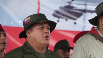 El presidente venezolano, Nicolás Maduro (cen.), el presidente de la Asamblea Nacional Diosdado Cabello (izq.) y la ministra de Defensa Carmen Rivas (der.),  en una ceremonia de ascensos a militares.