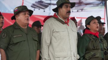 El presidente venezolano, Nicolás Maduro (cen.), el presidente de la Asamblea Nacional Diosdado Cabello (izq.) y la ministra de Defensa Carmen Rivas (der.),  en una ceremonia de ascensos a militares.