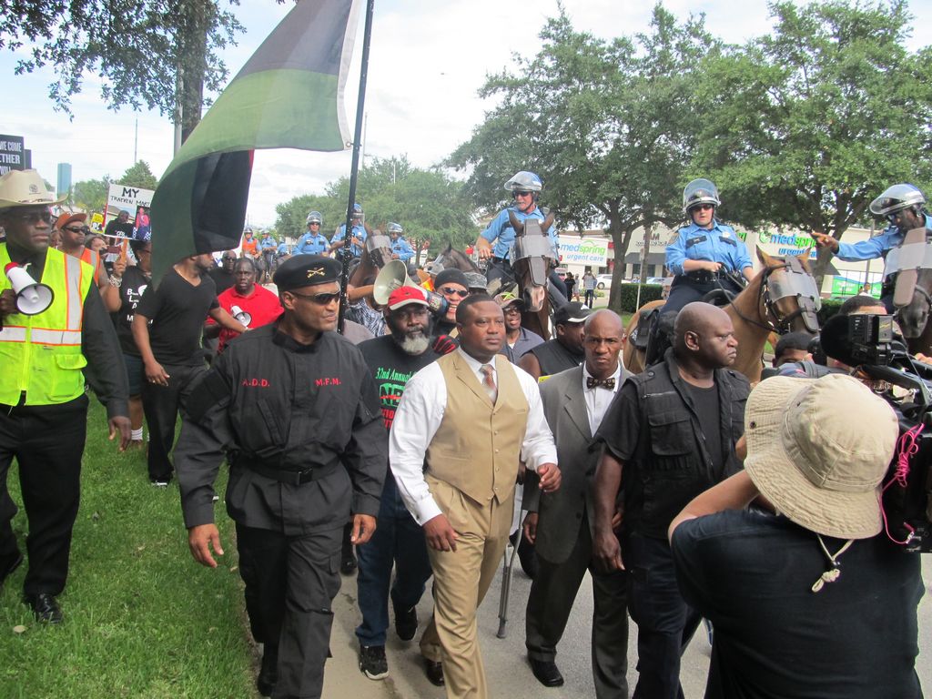 Miembros del New Black Panther Party y otras personas que piden justicia para Trayvon Martin marcharon por el lujoso barrio de River Oaks en Houston.