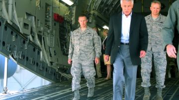 El secretario de Defensa  Chuck Hagel,  rodeado de personal de las Fuerzas Aéreas, en una base militar cerca de  Charleston, S.C.