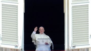 El papa Francisco saluda desde la ventana de su residencia en la Plaza de San Pedro durante las oraciones del Ángelus, y antes de su viaje a Brasil, y pide a los fieles que le acompañen con sus plegarias.