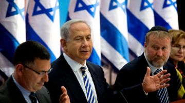 El primer ministro israelí, Benjamín Netanyahu (cen.), durante una reunión semanal de su gabinete, ayer.
