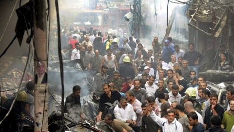 Decenas de civiles buscan víctimas de entre los escombros, después de producirse un atentado suicida de un coche-bomba, en Damasco. La violencia en Siria parece no tener solución.
