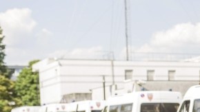 Agentes esperan órdenes en frente de una estación policial en los suburbios parisinos de Trappes, en relación con los disturbios de  ayer.