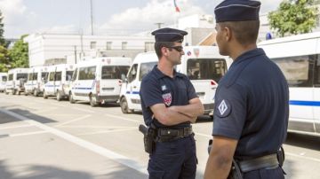 Agentes esperan órdenes en frente de una estación policial en los suburbios parisinos de Trappes, en relación con los disturbios de  ayer.