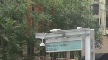 El servicio del tren ligero en Houston fue interrumpido por casi tres horas después de un accidente que dejó muerta a una ciclista