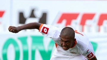 Miguel Ángel Cancela García intenta fabricar una jugada a la ofensiva