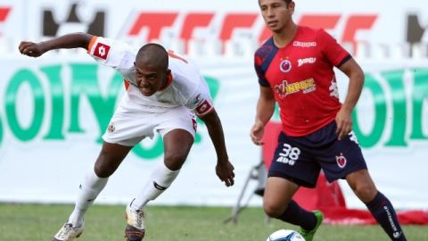 Miguel Ángel Cancela García intenta fabricar una jugada a la ofensiva