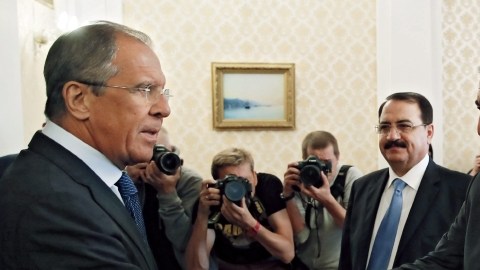 El ministro ruso de Asuntos Exteriores, Sergéi Lavrov (izq.), da la bienvenida al viceprimer ministro sirio, Qadri Jamil (der.), en Moscú (Rusia), ayer.