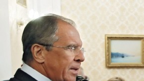 El ministro ruso de Asuntos Exteriores, Sergéi Lavrov (izq.), da la bienvenida al viceprimer ministro sirio, Qadri Jamil (der.), en Moscú (Rusia), ayer.