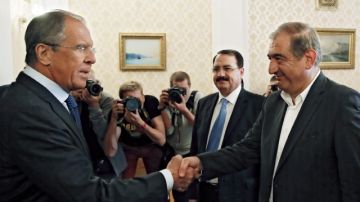 El ministro ruso de Asuntos Exteriores, Sergéi Lavrov (izq.), da la bienvenida al viceprimer ministro sirio, Qadri Jamil (der.), en Moscú (Rusia), ayer.