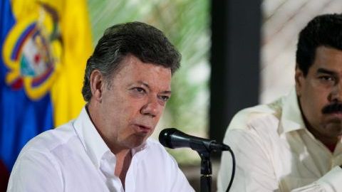 El presidente, Nicolás Maduro, a la derecha, junto a su homólogo Juan Manuel Santos en Puerto Ayacucho, Venezuela.
