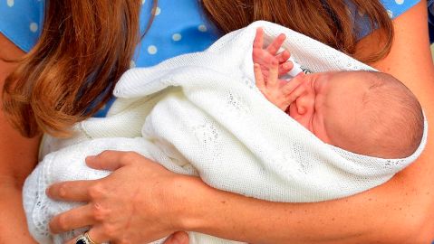 El “bebé real”, tercero en la línea de sucesión al trono británico, nació el lunes y pesó 3.8 kilos