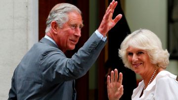 El príncipe Carlos y su esposa Camilla saludan a su llegada al hospital Saint Mary's de Londre.