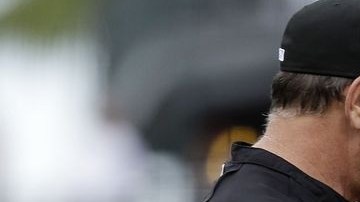 Eric Surkamp (d) es retirado del montículo por el manager Bruce Bochy que al final tuvo algo para celebrar.