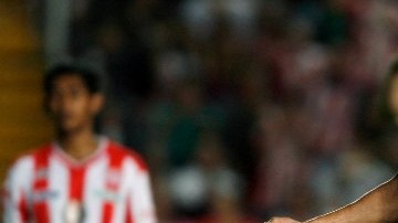 Patricio Araujo se encargó de abrir los cartones en favor del rebaño sagrado