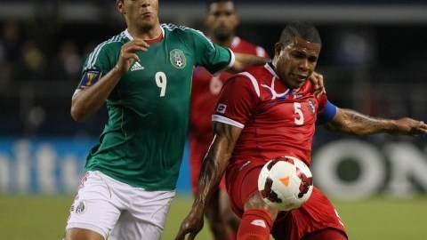 El mexicano Raúl Alonso Jiménez intenta rescatar el esférico