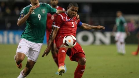 El mexicano Raúl Alonso Jiménez intenta rescatar el esférico
