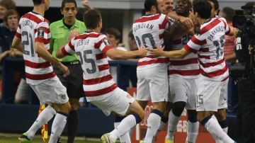 El jugador estadounidense Eddie Johnson (c) celebra con sus compañeros después de anotar un gol ante Honduras