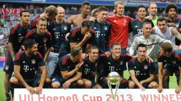 Los jugadores del Bayern Munich posan con la Copa Hoeness