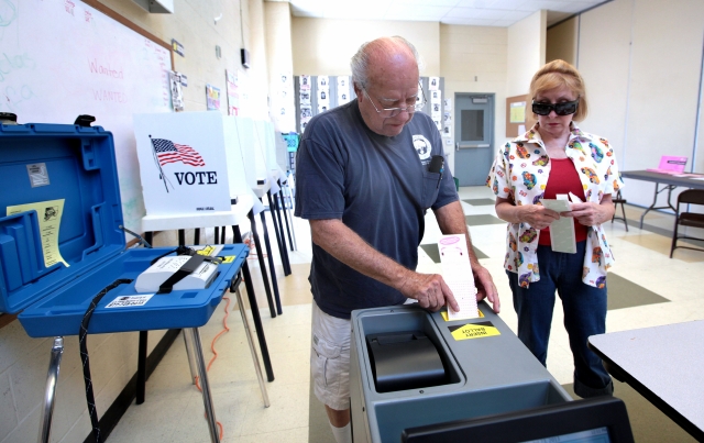 Pamela y Warren Nelson fueron  de los pocos votantes que acudieron a las urnas.