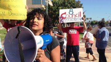 Un centenar de personas protestaron afuera del Ayuntamiento de Anaheim la decisión del gobierno local.