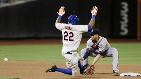 El jugador de los Mets, Eric Young Jr., llega barrido  a la intermedia  para agenciarse un robo base ante los Bravos.