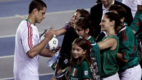 Javier 'Chicharito' Hernández firmando autógrafos a los niños mexicanos.