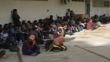 Los migrantes que viajaban "en condiciones infrahumanas" en un tractocamión fueron asistidos por autoridades mexicanas.