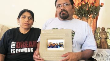 María Jimenez y Joel Mateo esperan que su hija  Lizbeth regrese a casa. Ella cruzó la frontera en solidaridad con los deportados.