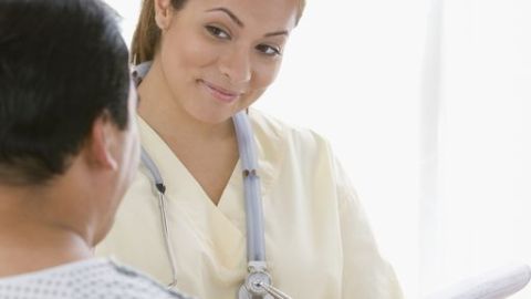 El principal documento que una persona necesitará para inscribirse en un seguro de salud es su tarjeta del seguro social.