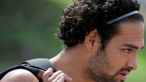 Mark Sánchez, quarterback de los Jets de Nueva York, visitó este jueves el campamento de los Pumas