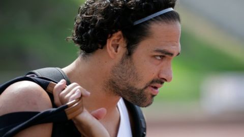 Mark Sánchez, quarterback de los Jets de Nueva York, visitó este jueves el campamento de los Pumas