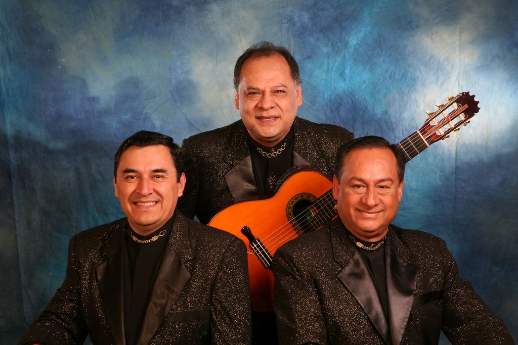 El trío de Los Panchos, con Gaby Vargas y su requinto en el centro.