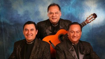 El trío de Los Panchos, con Gaby Vargas y su requinto en el centro.