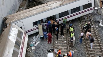 Estado en el que ha quedado el tren Alvia  entre Madrid y Ferrol tras descarrilar ayer,  cerca de Santiago de Compostela.