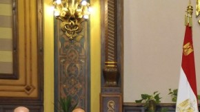 El presidente interino, Adli Mansur (c), mientras preside la primera reunión para analizar el proceso de reconciliación nacional, en El Cairo.