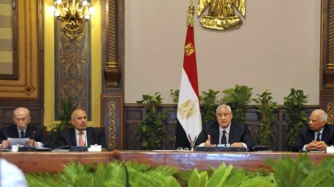 El presidente interino, Adli Mansur (c), mientras preside la primera reunión para analizar el proceso de reconciliación nacional, en El Cairo.