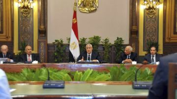 El presidente interino, Adli Mansur (c), mientras preside la primera reunión para analizar el proceso de reconciliación nacional, en El Cairo.