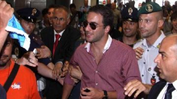 Gonzalo  'Pipa' Higuaín a su llegada ayer  a Nápoles, donde superó los exámenes médicos de rigor para vincularse al equipo.