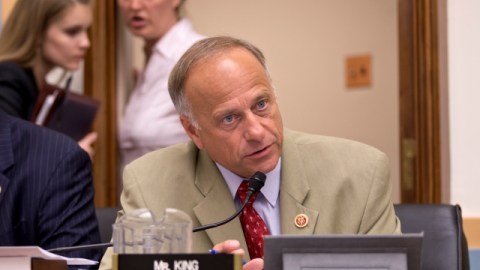 Steve King (R-Iowa) habla durante una reunión en el Comité Judicial en el Capitolio, ayer.