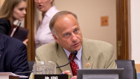 Steve King (R-Iowa) habla durante una reunión en el Comité Judicial en el Capitolio, ayer.